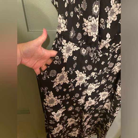 Luxology Off Shoulder Floral Romper - Picture 4 of 7